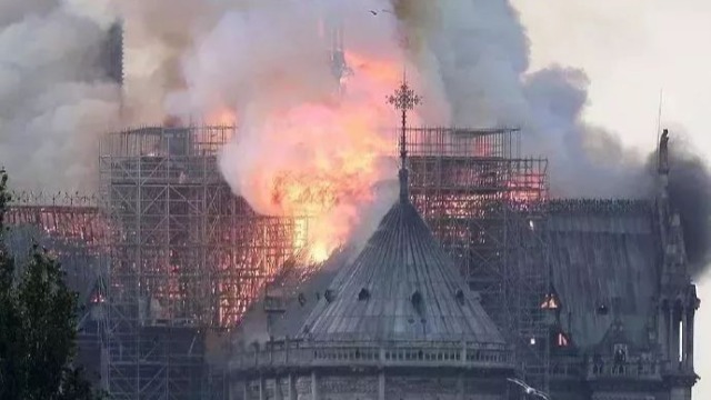 突发！巴黎圣母院大火！800年古迹被焚毁